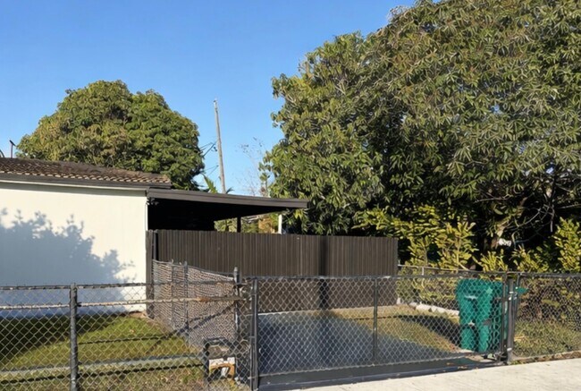 Foto del edificio - 900 NW 32nd Ave