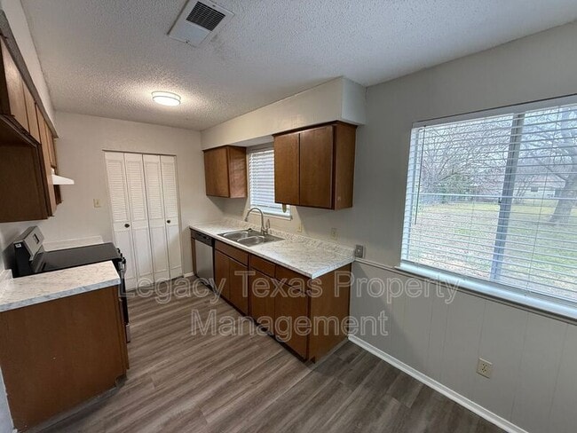 Building Photo - 110 Glen Rose Ave