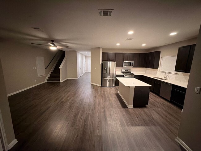 Foto del edificio - LARGE BEDROOMS!