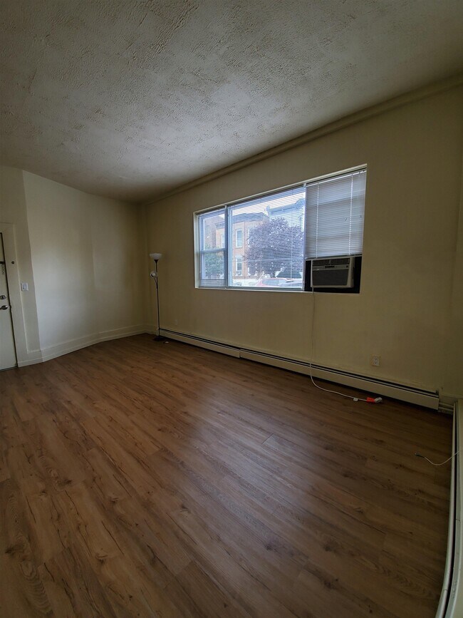 Foto del edificio - 6120 Hudson Ave
