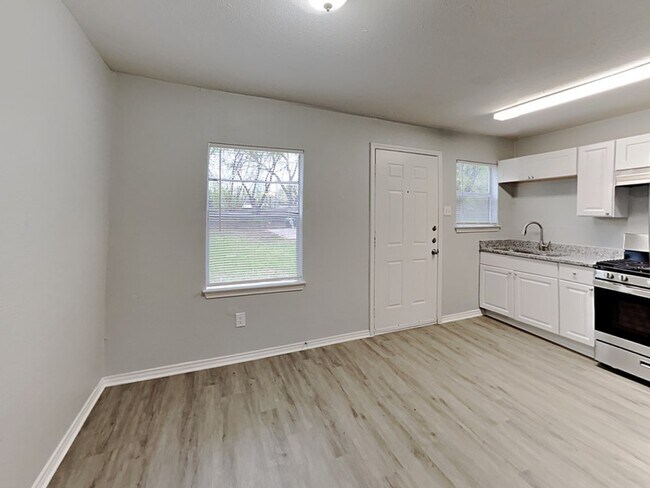Building Photo - 2914 Kirven St