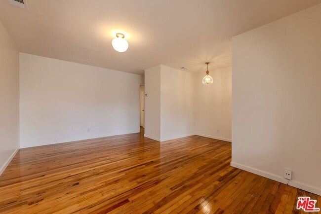 Building Photo - 302 N Maple St