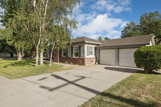 Building Photo - Beautiful 4 Bed/2 Bath Home Available Now!