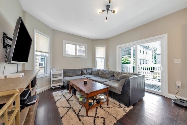 Foto del edificio - 770 Columbia Rd