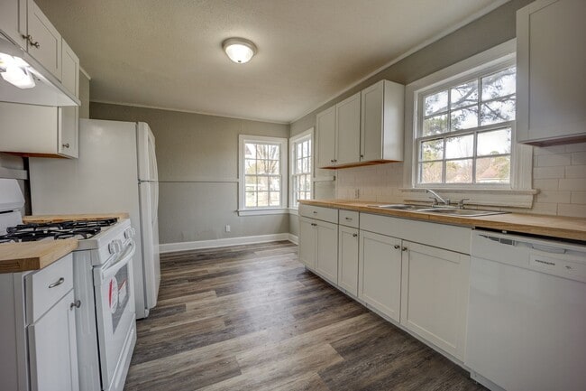 Building Photo - Freshly Updated 2 Bedroom House
