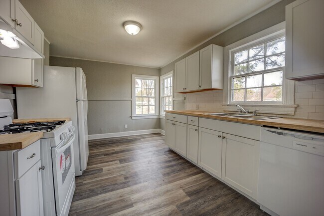 Foto del edificio - Freshly Updated 2 Bedroom House