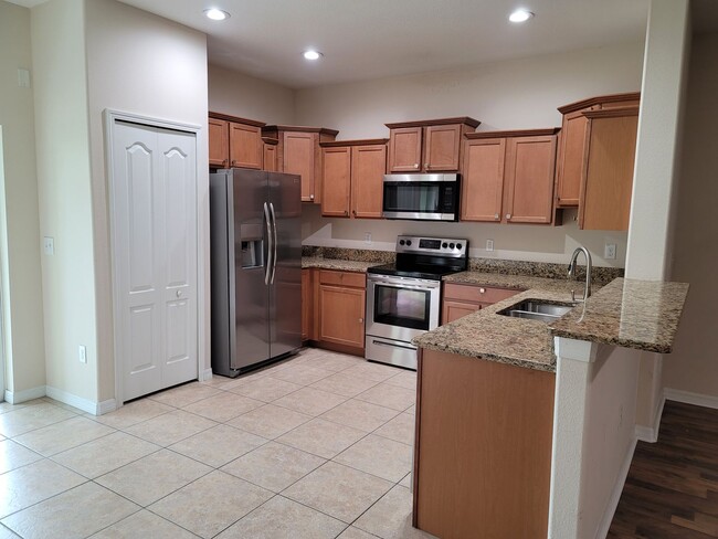 Building Photo - Beautiful Townhome in the Heart of New Tampa!