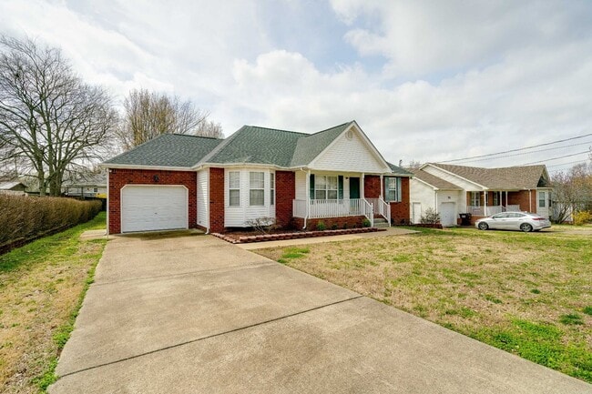 Building Photo - 3 Bedroom 2 Bathroom Home w/ Garage on One...