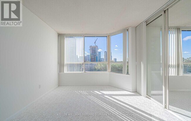 Photo du bâtiment - 5444 Yonge St