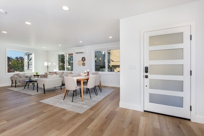 Building Photo - Ballard Living: Contemporary 5BR, 3.5BA Top-Level Unit!!