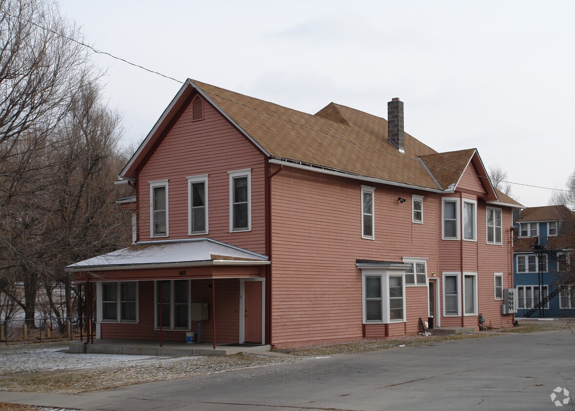 Primary Photo - 643 E Monument St