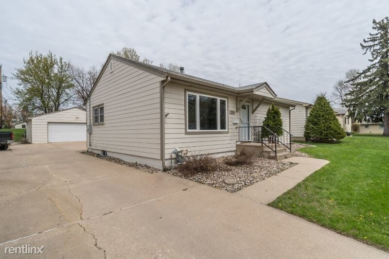 Primary Photo - 4 br, 2 bath House - 2912 E 13th St