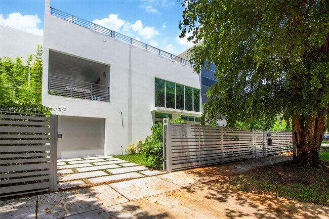 Building Photo - 1500 SW 1st Ave