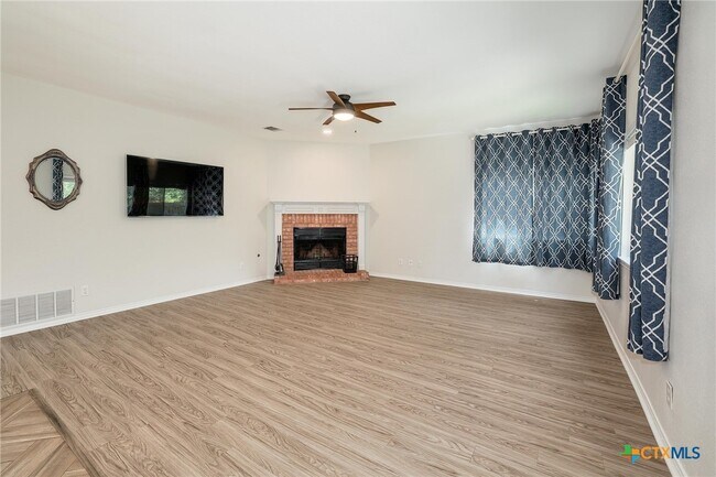 Foto del edificio - 703 Ivy Ct