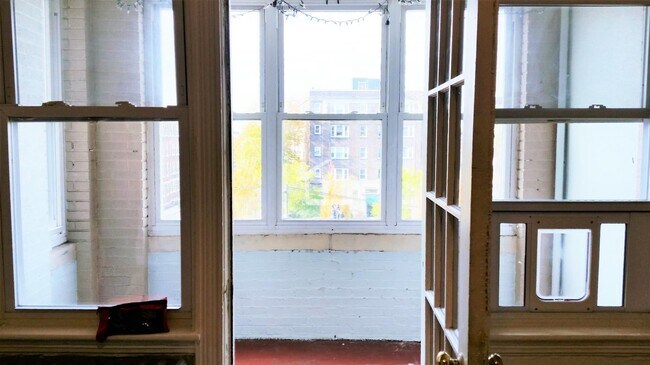 Building Photo - 1 bed 1 bath on Comm Ave in Brighton available 11/1