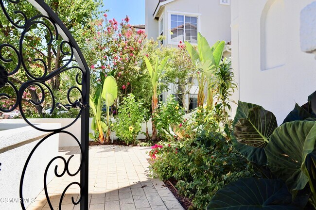 Foto del edificio - 6072 Mandeville Pl