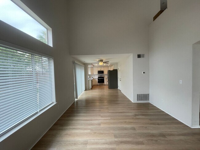 Building Photo - Beautiful 3 Bed 2.5 Bath Home with SOLAR i...