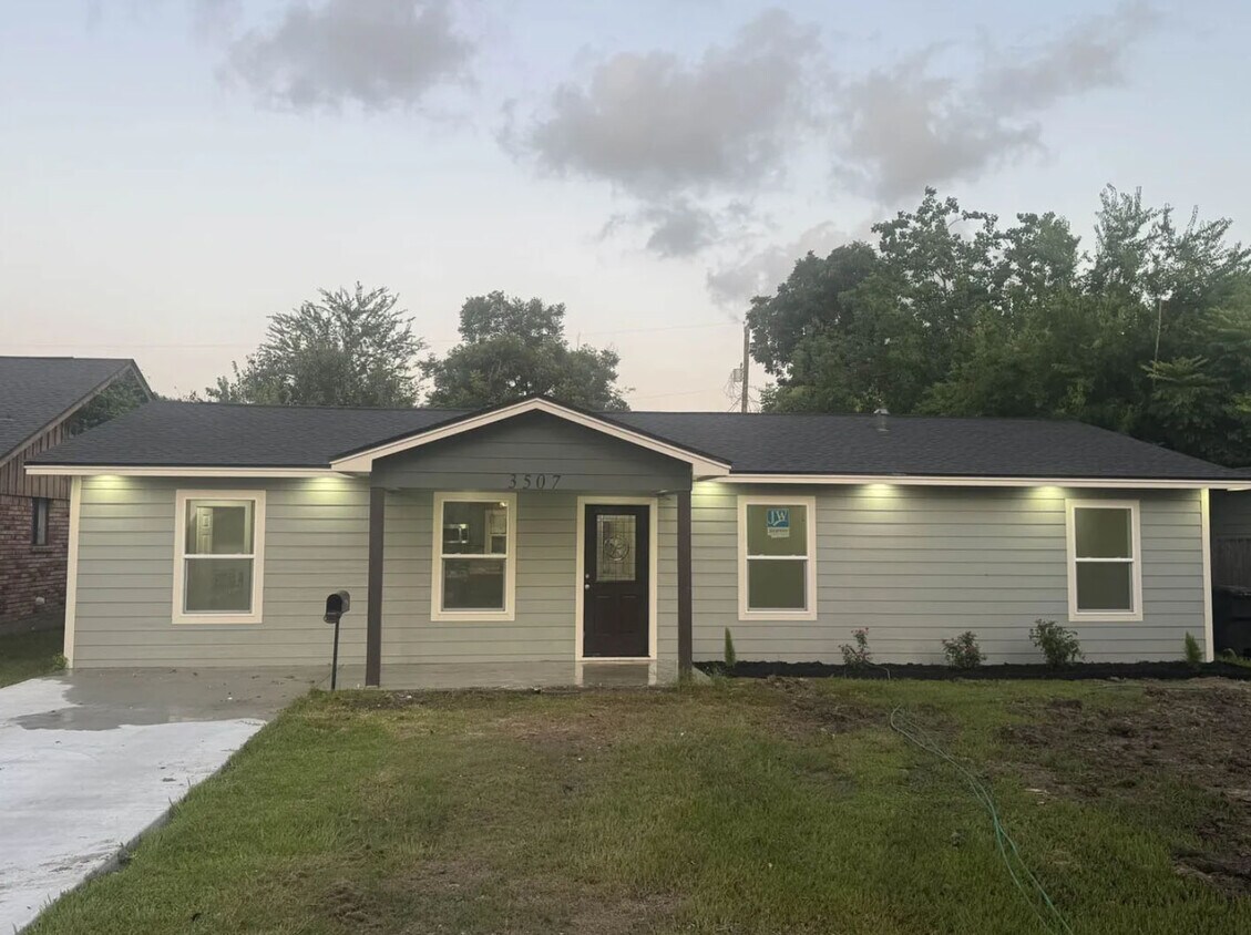 Foto principal - 3507 Ave A