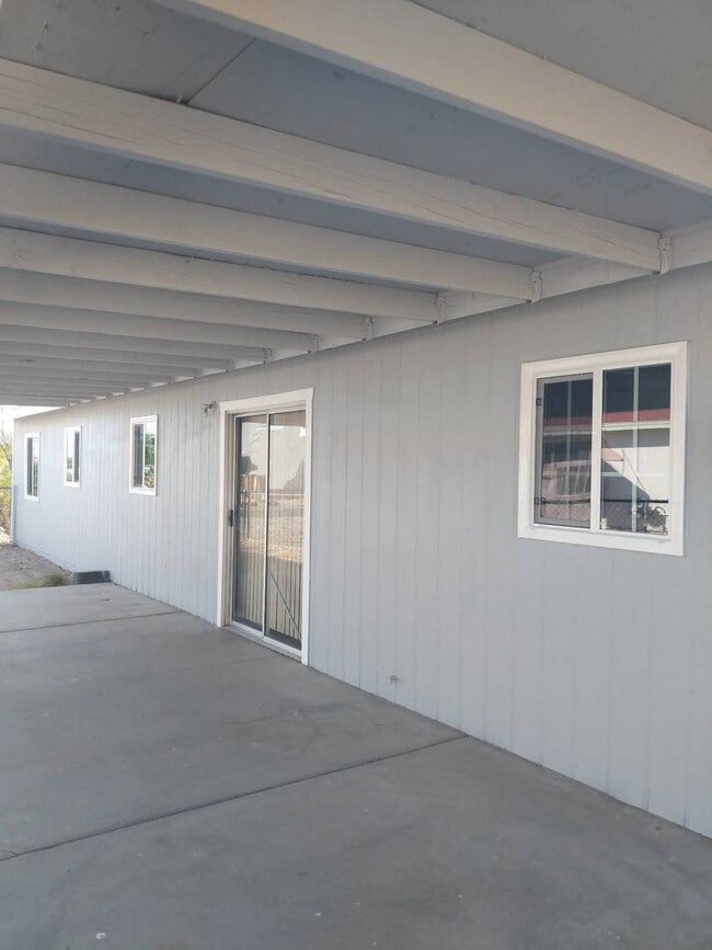 Building Photo - 3 Bedroom House in Fort Mohave
