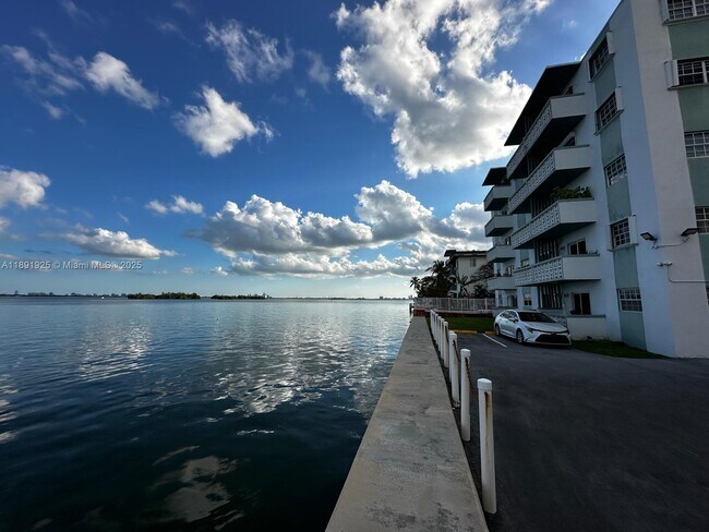 Foto del edificio - 7825 NE Bayshore Ct
