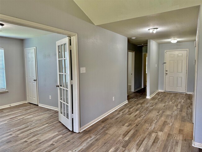 Foto del edificio - 29006 Trinity River Dr