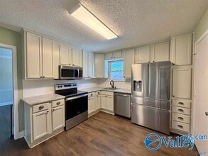 Building Photo - 1208 SE Willowbrook Dr