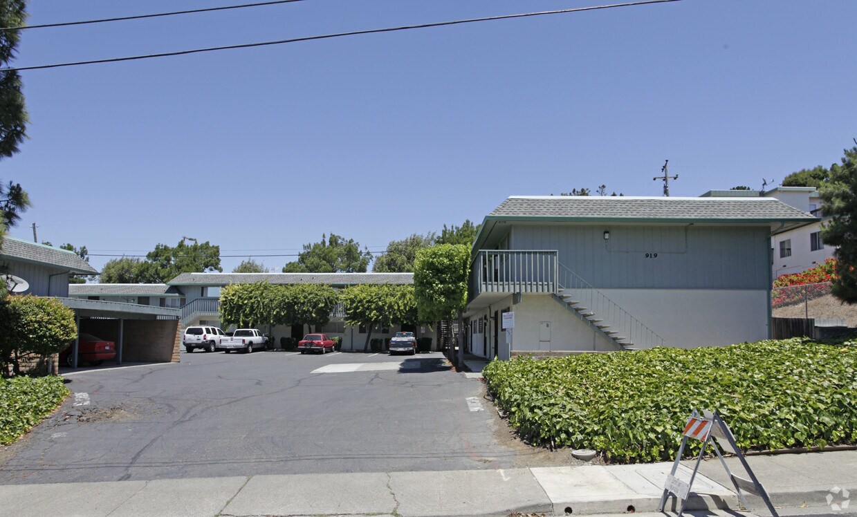 Primary Photo - 919 W L St