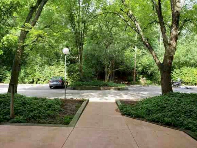 Building Photo - 5600 Hillcrest Ln