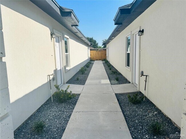 Building Photo - 800 Sugar Dr