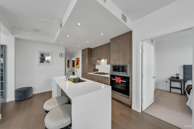 Building Photo - 5289 Cambie St
