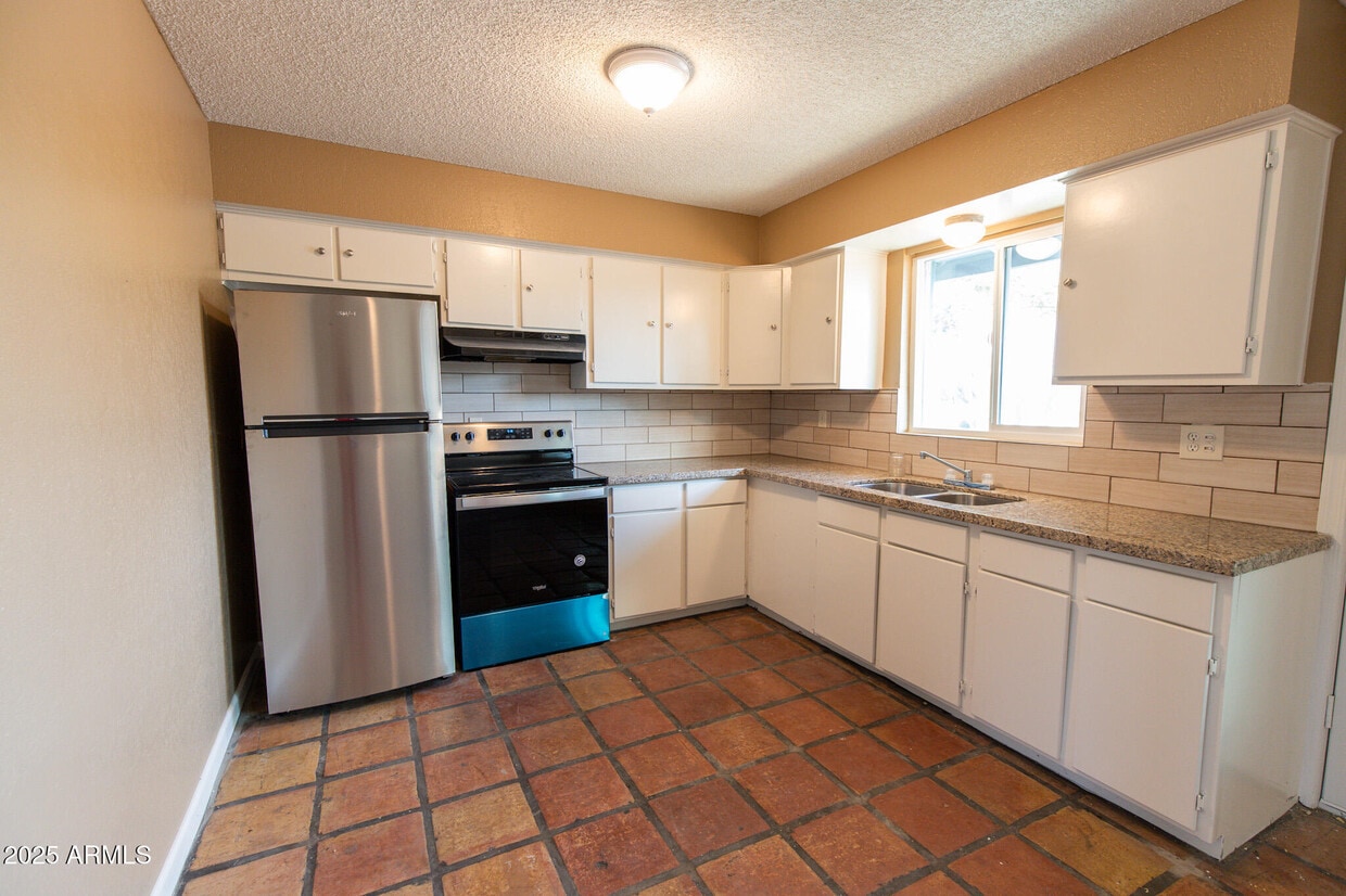 Primary Photo - 1324 E Peoria Ave