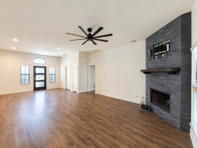 Foto del edificio - Modern 3 Bed / 2 Bath Home with Central Air & Updated Appliances in West Temple