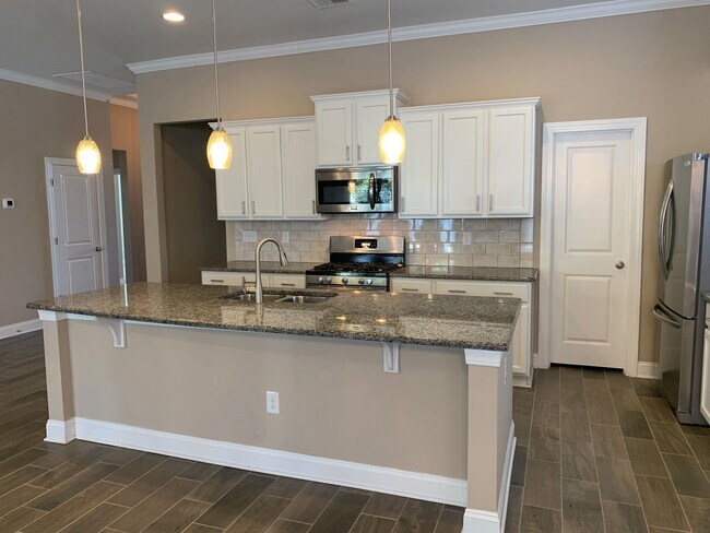Foto del edificio - Three-Bedroom, Two-Bath, 1,700 sq ft Home,...