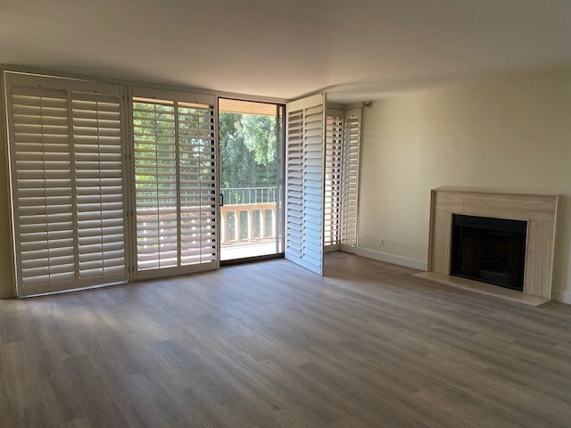 Fireplace & Sunny balcony - 555 Laurel Ave