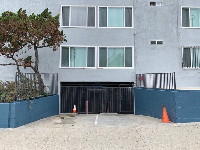 Building Photo - 13061 Vanowen St