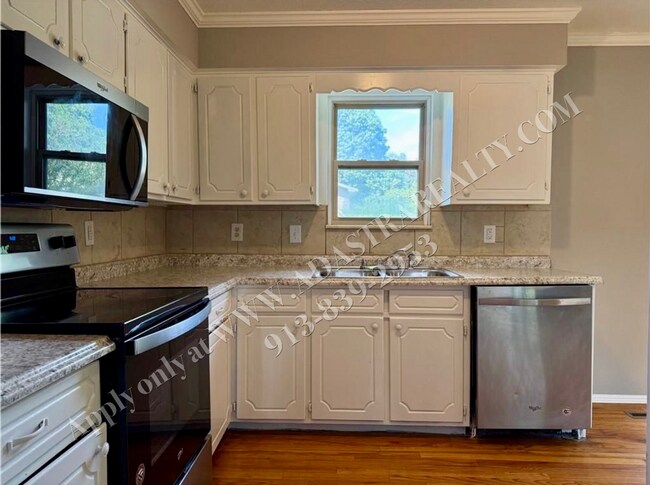 Foto del edificio - Wonderful Ranch Home in KCMO-Available NOW!!