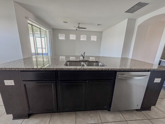 Foto del edificio - Gorgeous 4 bedroom 2 bath home in luxuriou...