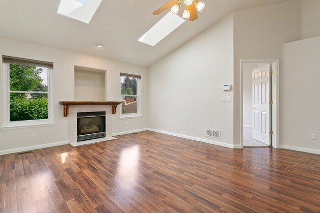 Building Photo - GATED COMMUNITY -- "Charming 3-Bedroom Tow...