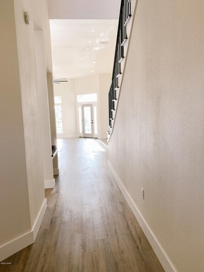 Building Photo - 2501 Country Club Dr