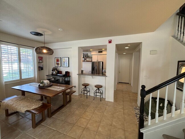 Building Photo - 2 Bedroom Townhome for Rent in Valencia!