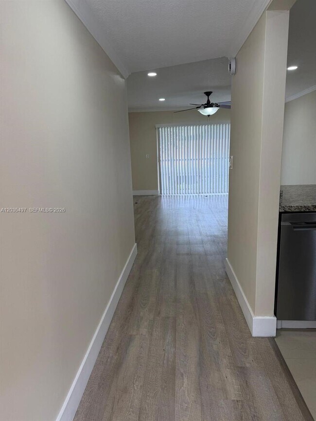Foto del edificio - 8443 Royal Palm Blvd