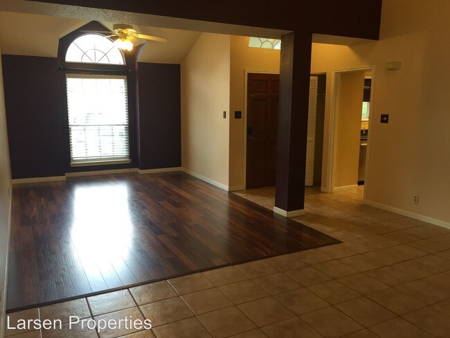 Building Photo - 8147 Oak Island Dr