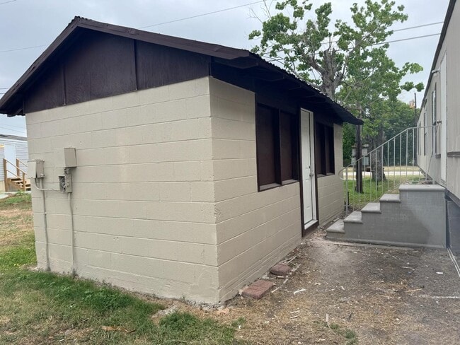 Building Photo - 2432 W Austin St