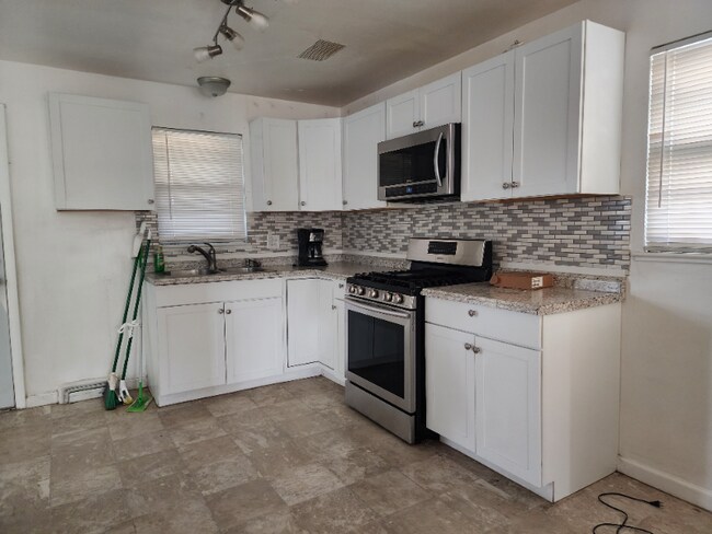 Building Photo - 927 E Abriendo Ave
