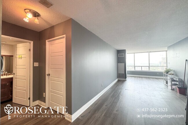 Photo du bâtiment - Bright 2 Bed 1 Bath Condo with Stunning Vi...