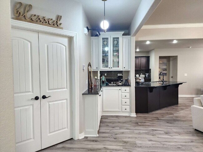 Foto del edificio - 5009 E Truman Ln