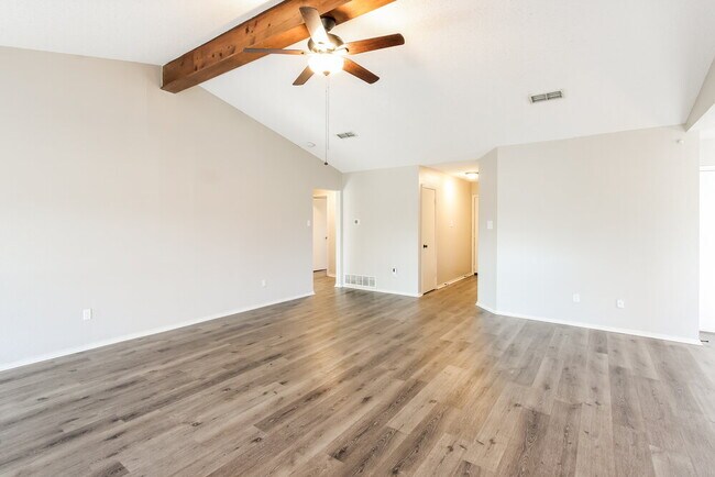 Foto del edificio - 7618 Creek Wood Dr