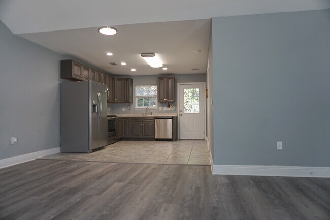 Building Photo - 321 Apple Dr