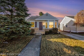 Building Photo - 421 W Kalama Ave