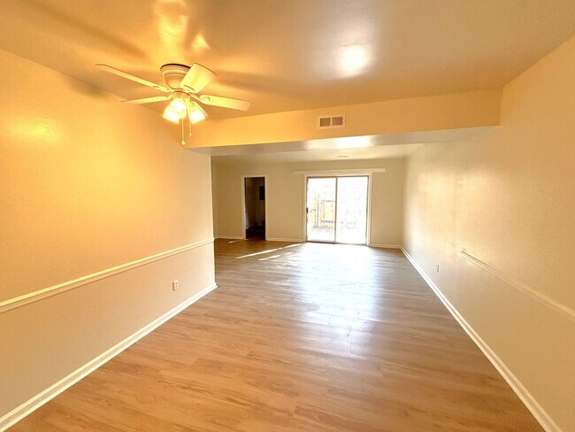 Building Photo - 3 bedroom/ 1.5 bathroom- Courthouse Green